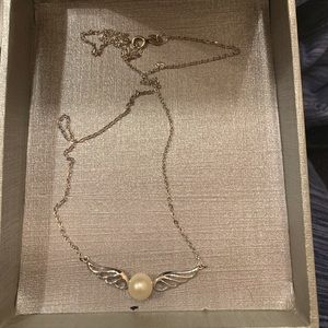 Pearl wings necklace